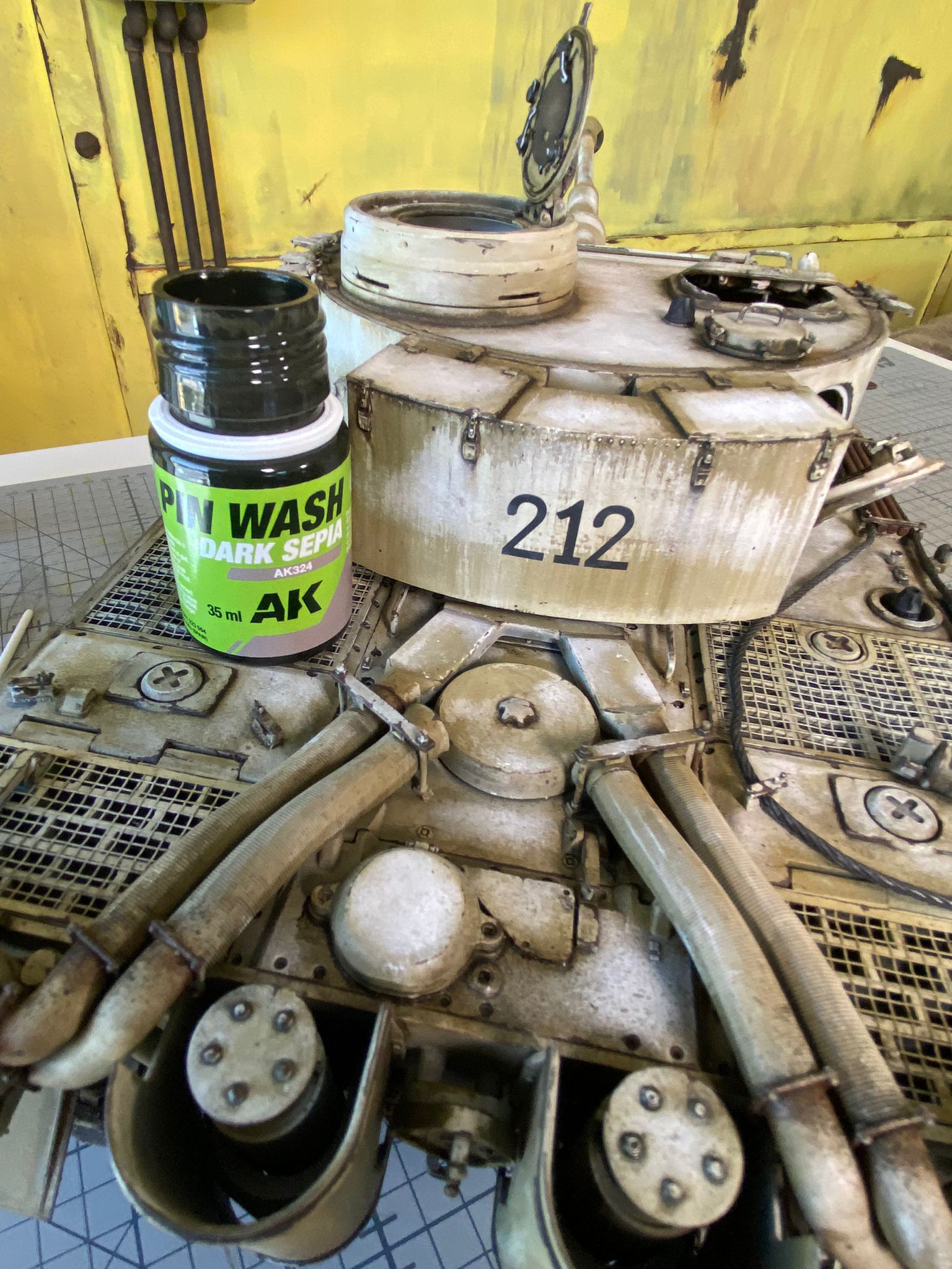 AK Interactive Pin Wash Dark Sepia 35ml | 8435568337527