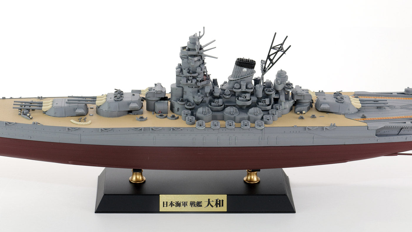 Pit Road 1/700 IJN Battleship 'YAMATO 1945' with ship name plate and photo etching parts of the flag and flagpole