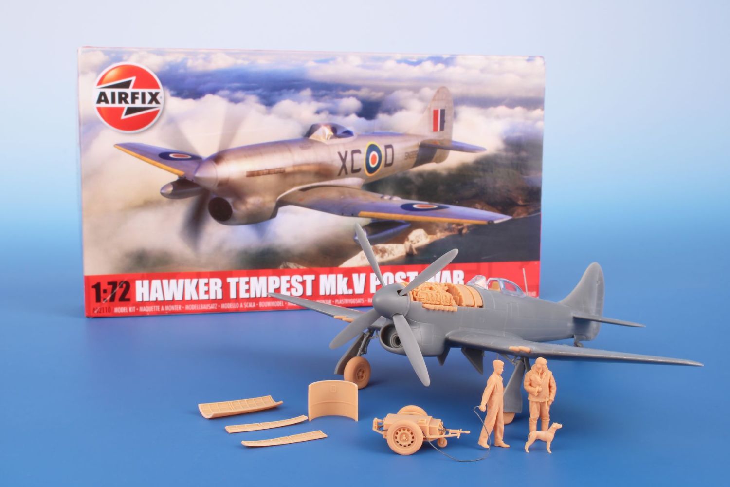 Special Hobby 1/72 Tempest Pilot, Dog and Mechanic with Accumulator Trolley | 8595593131016