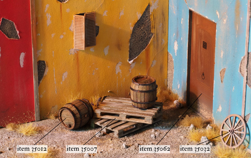 Matho 1/35 Set of 2 Wooden Barrels + Wooden Pallet