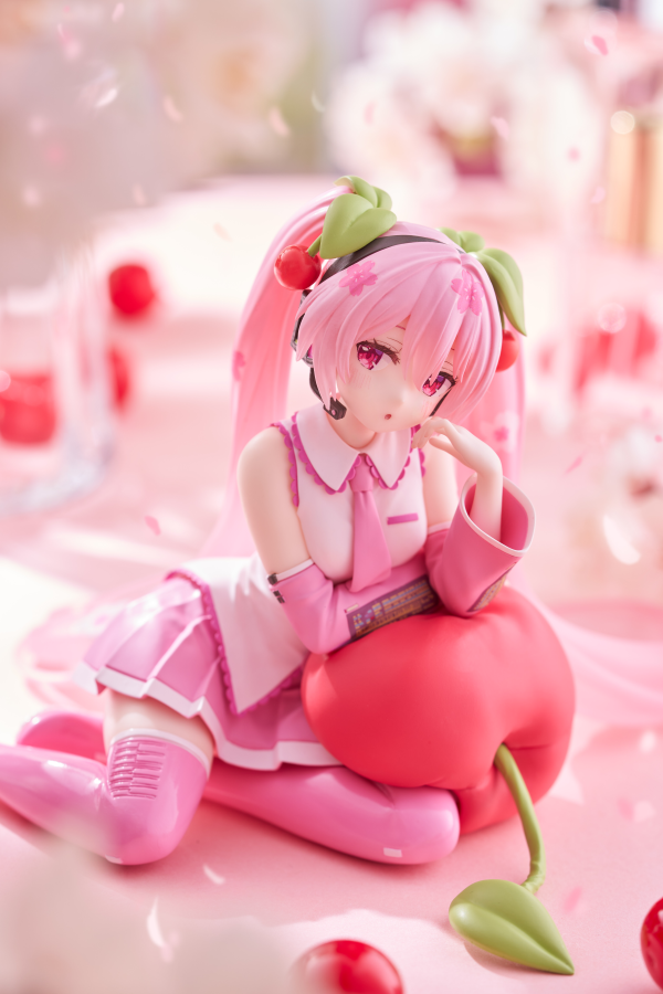 TAITO Sakura Miku Desktop Cute Figure (Cherry Cushion Ver.) | 0840342402977