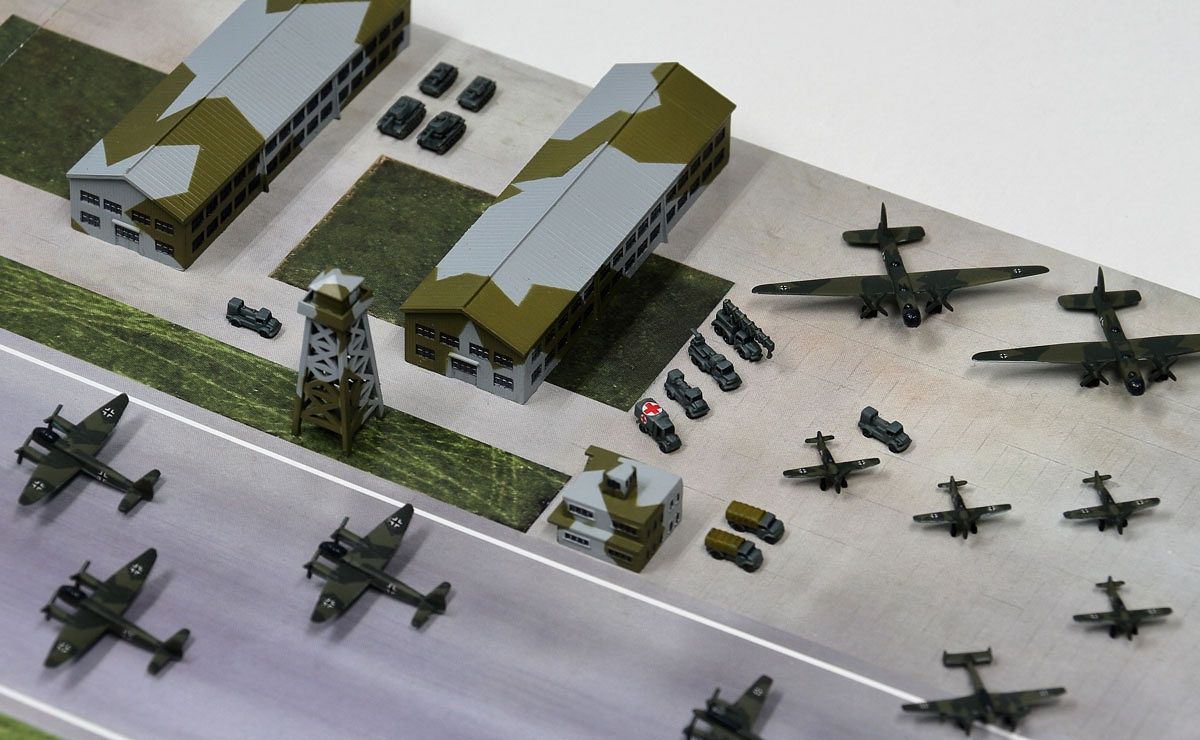 Pit Road 1/700 WWII German Air Force Base Construction Model