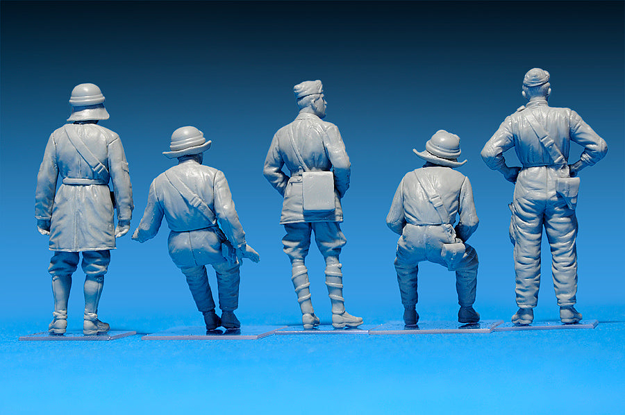 MiniArt 1/35 Italian Tank Crew | 4820041102190