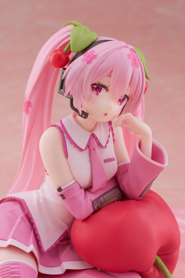 TAITO Sakura Miku Desktop Cute Figure (Cherry Cushion Ver.) | 0840342402977