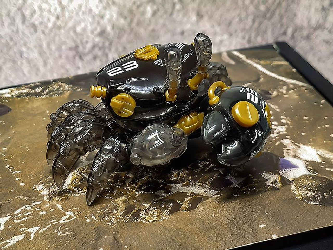 Orange Cat Industry Aquaculture Tank Series 007 Fiddler Crab (Gold Black) Model Kit | 6973848780271