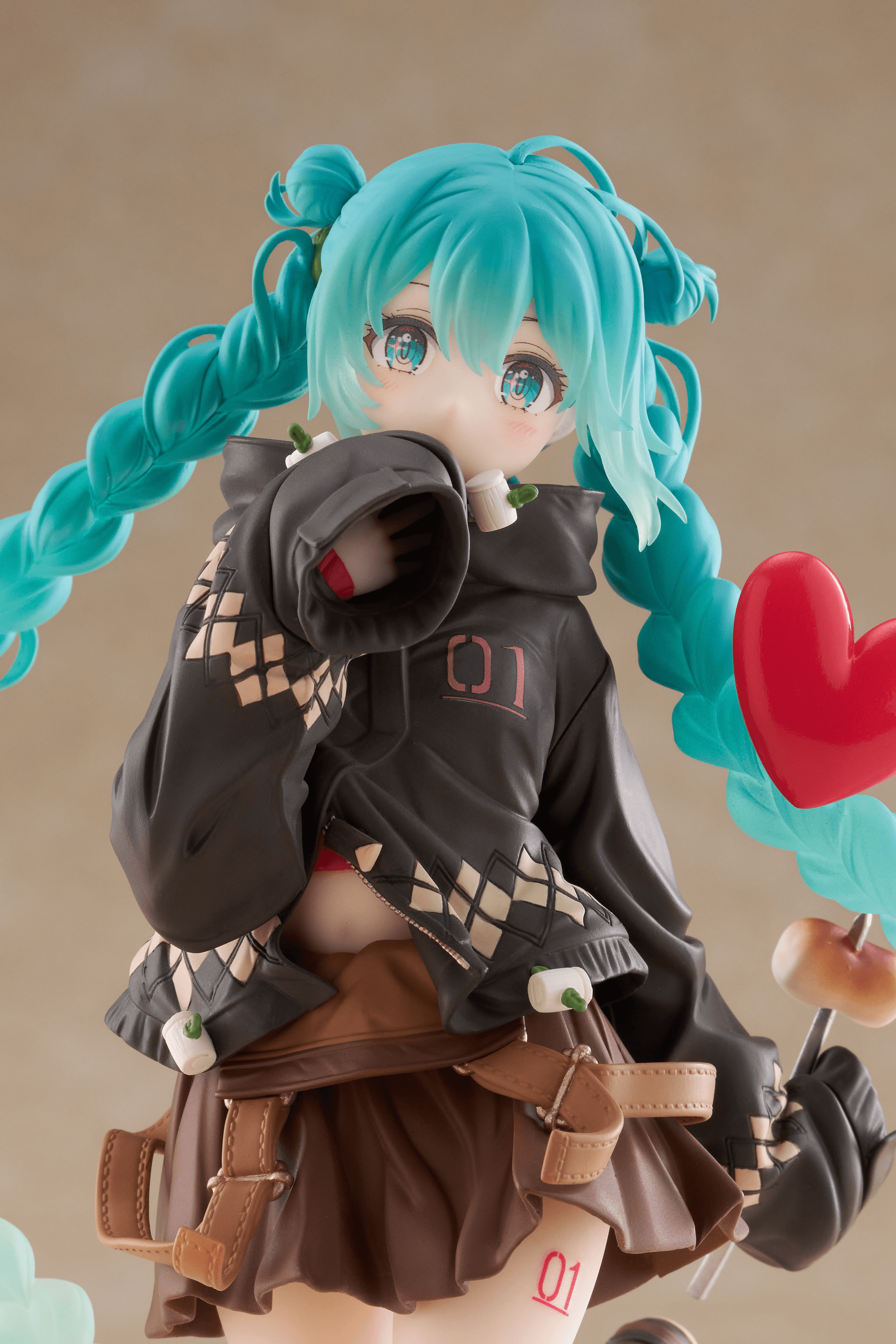 Hatsune Miku Figure - Fashion (Outdoor Ver.) | 840342404469