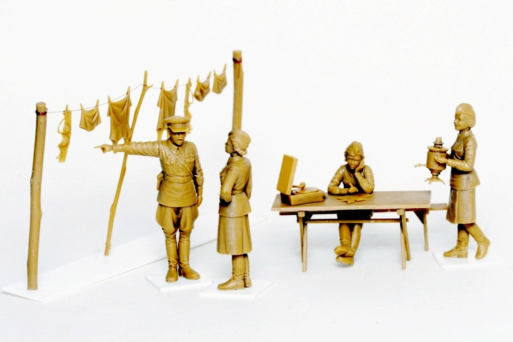 ICM 1/35 Soviet Military Servicewomen (1939-1942) (4 figures)