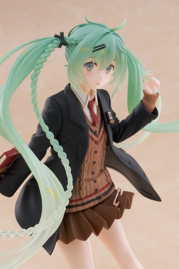 TAITO Hatsune Miku Figure - Fashion (Preppy Ver.) | 840342403011
