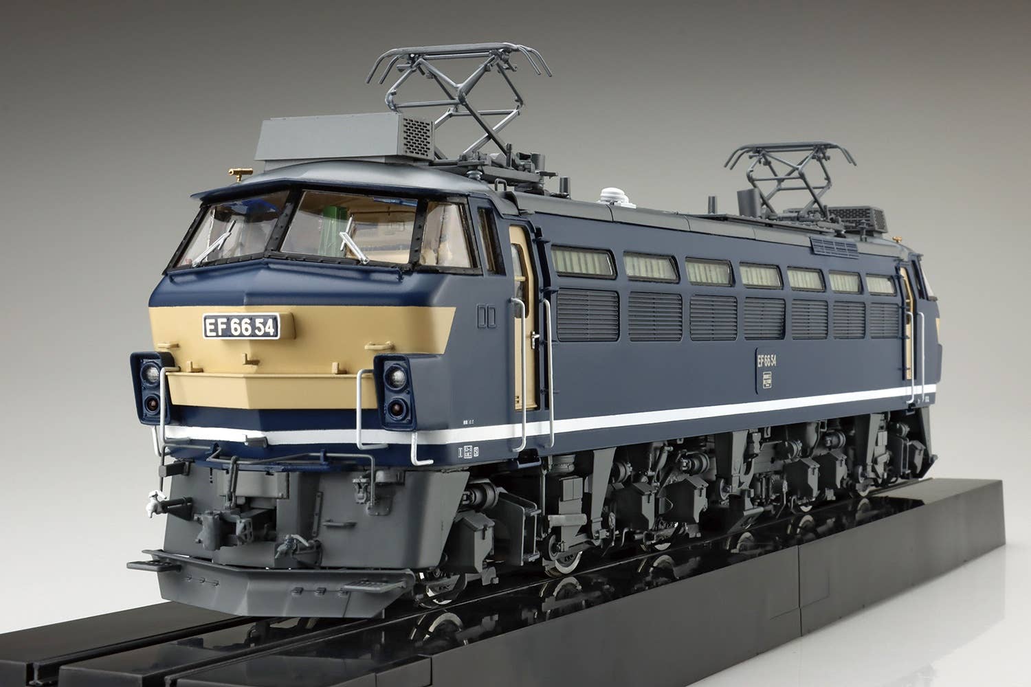 Aoshima 1/45 Electric Locomotive EF66 JRF | 4905083061831