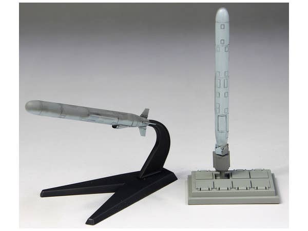 FineMolds 1/72 Tomahawk RGM-109 Cruise Missile, 2 Missiles with Bases | 4536318720294