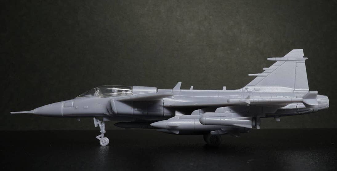 1/144 JAS39 Gripen Plastic Model Kit (Renewal Edition) | 4580799834346