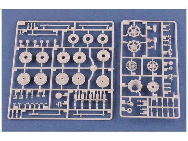 Hobby Boss 1/35 Pz.Kpfw.VI Sd.Kfz.182 Tiger II (Henschel 1944 Production) w/ Zimmerit | 6939319245311