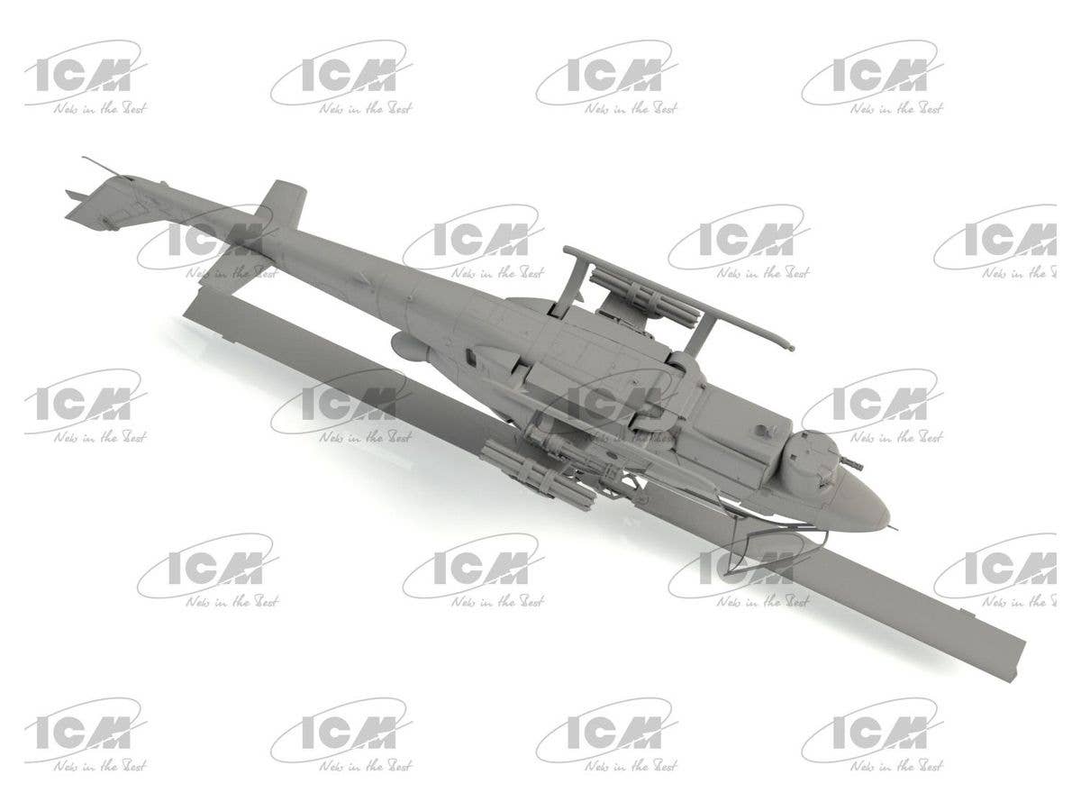 ICM 1/32 AH-1G Cobra with Vietnam War US Helicopter Pilots | 4823044407774