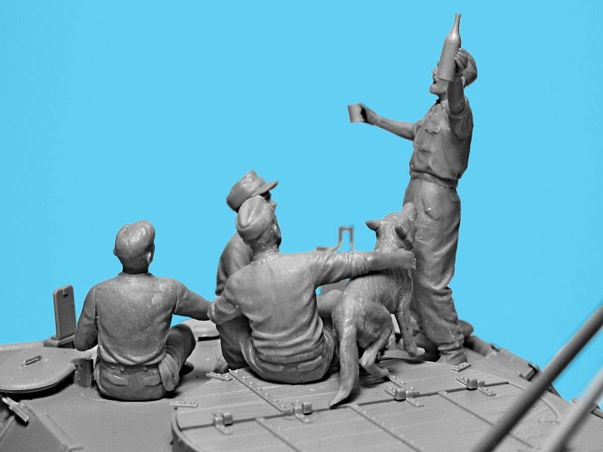 ICM 1/35 '"Prost", Between Battles on Bergepanther (WWII German Tankmen with Bergepanther), Vehicle | 4823044409693
