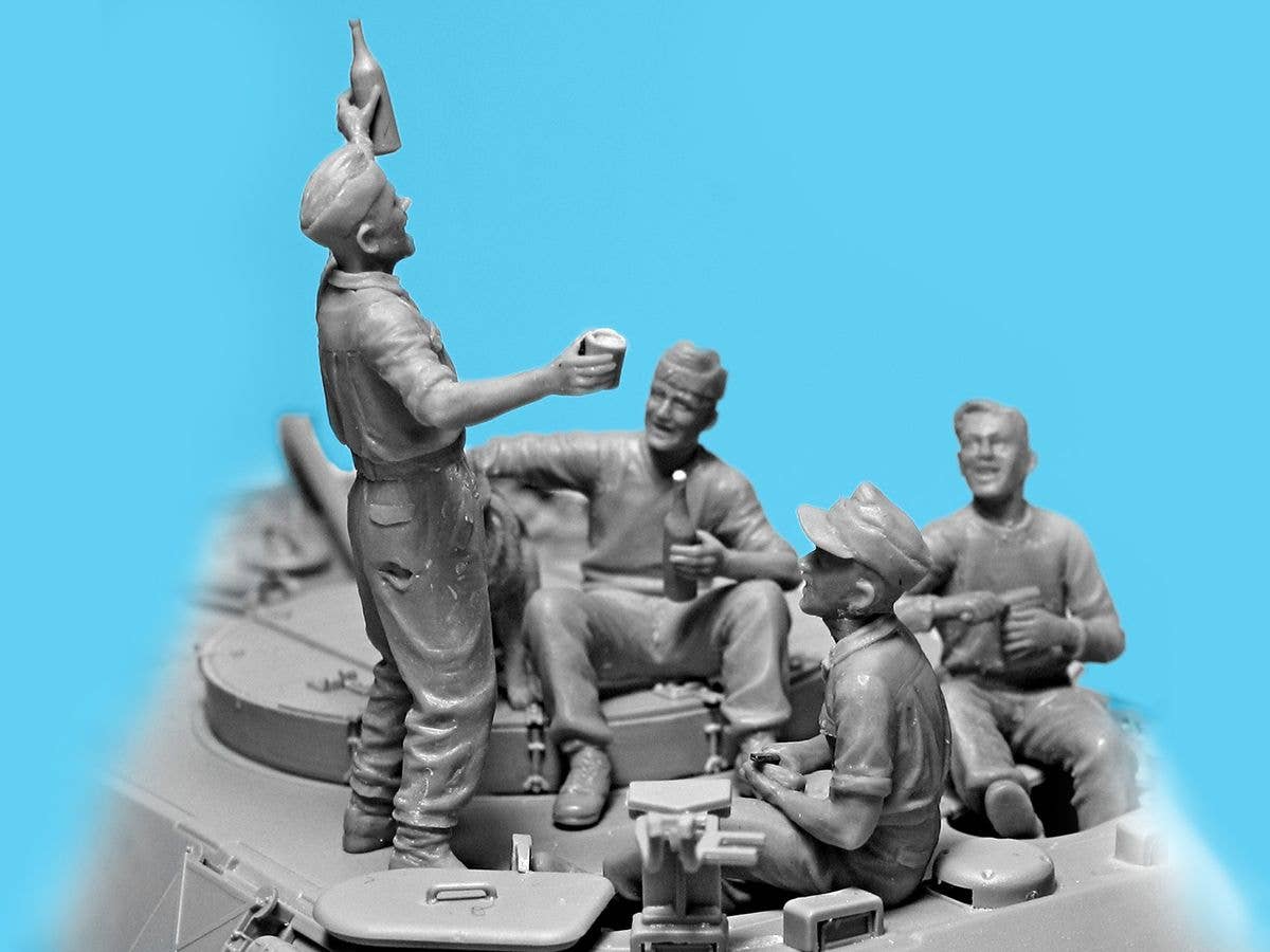 ICM 1/35 '"Prost", Between Battles on Bergepanther (WWII German Tankmen with Bergepanther), Vehicle | 4823044409693