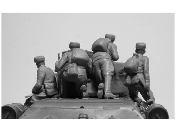 ICM 1/35 T-34-76 with Soviet Tank Riders | 4823044404483