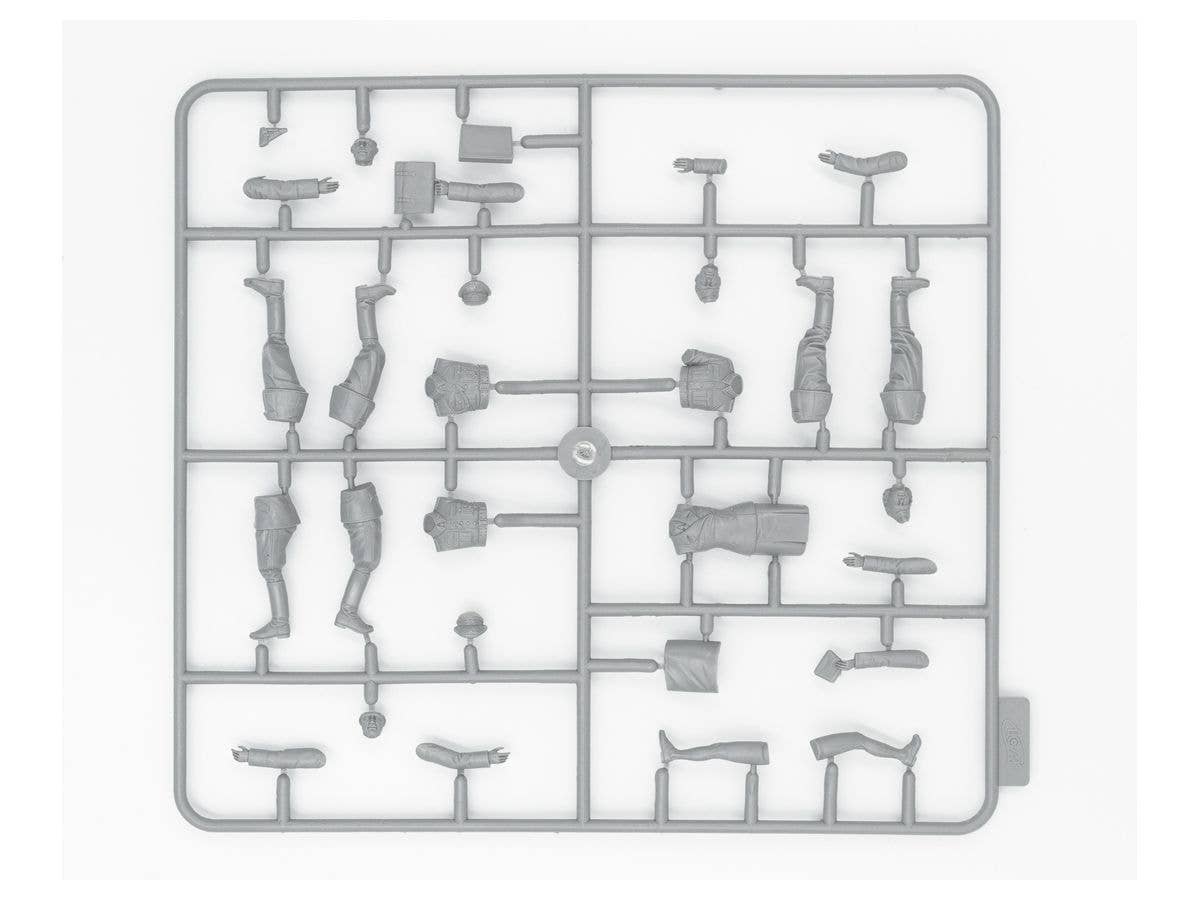 ICM 1/35 Typ 320 (W142) Saloon with German Staff Personnel | 4823044405978