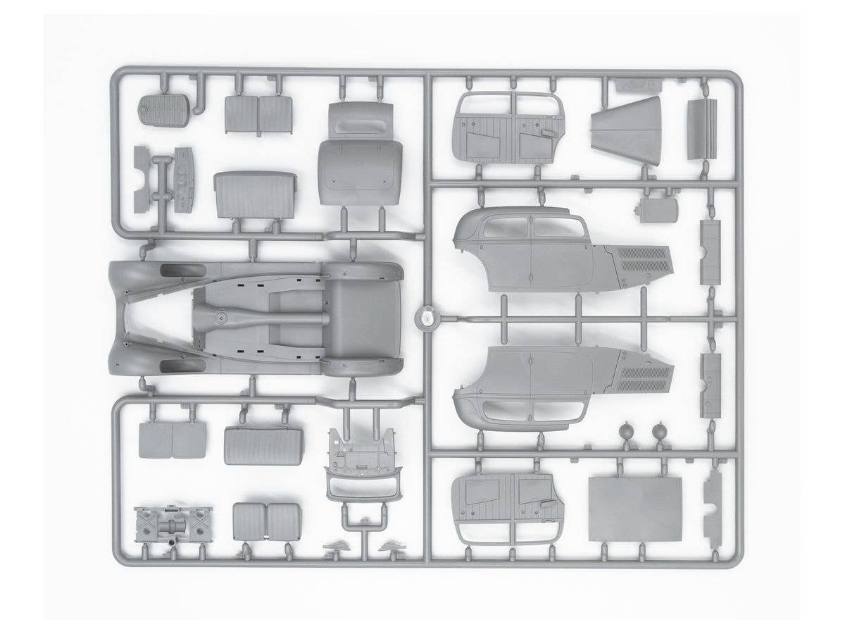 ICM 1/35 Typ 320 (W142) Saloon with German Staff Personnel | 4823044405978