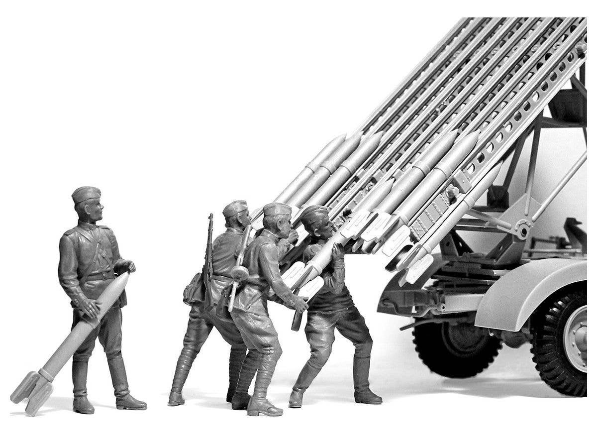 ICM 1/35 WWII Soviet BM-13-16 MLRS Vehicle Crew | 4823044408207