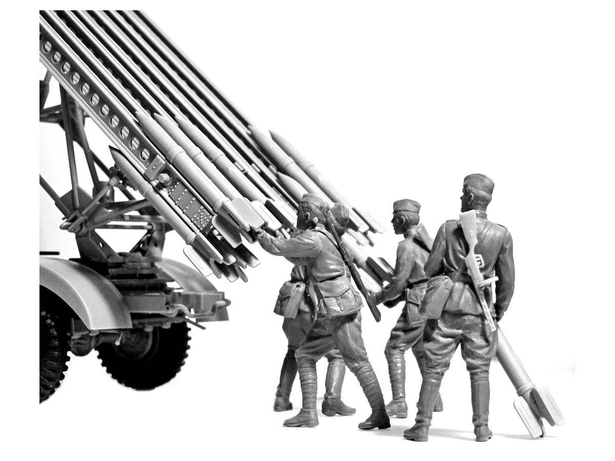 ICM 1/35 WWII Soviet BM-13-16 MLRS Vehicle Crew | 4823044408207