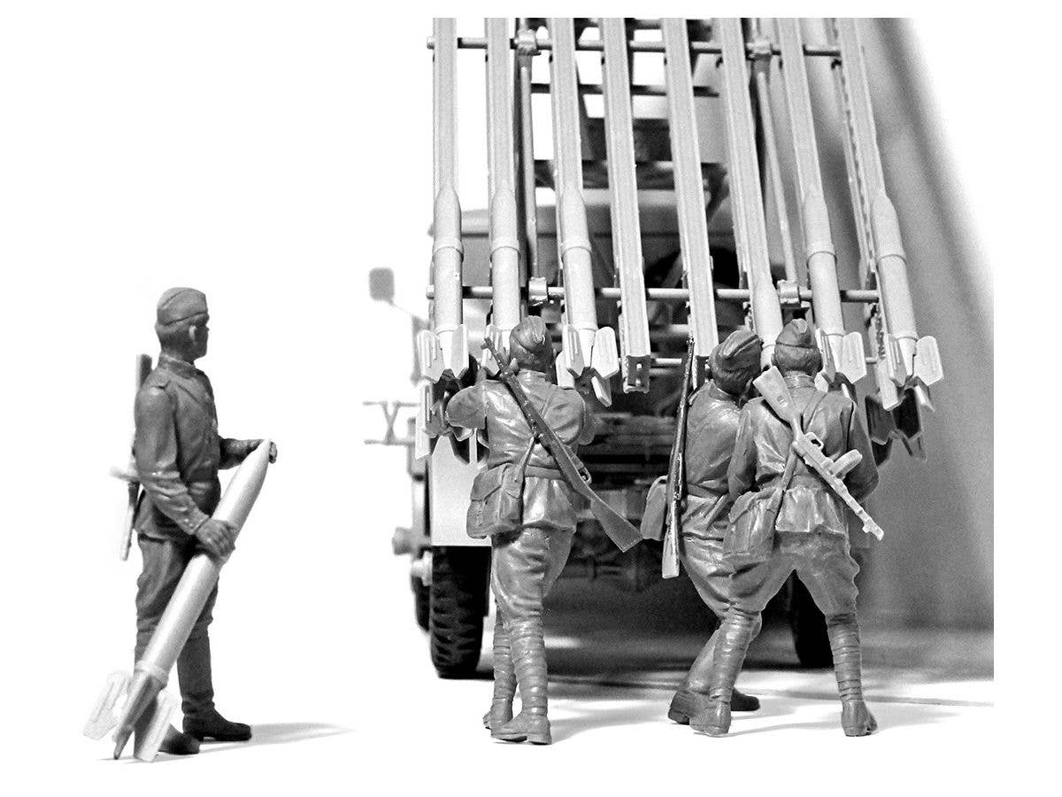 ICM 1/35 WWII Soviet BM-13-16 MLRS Vehicle Crew | 4823044408207