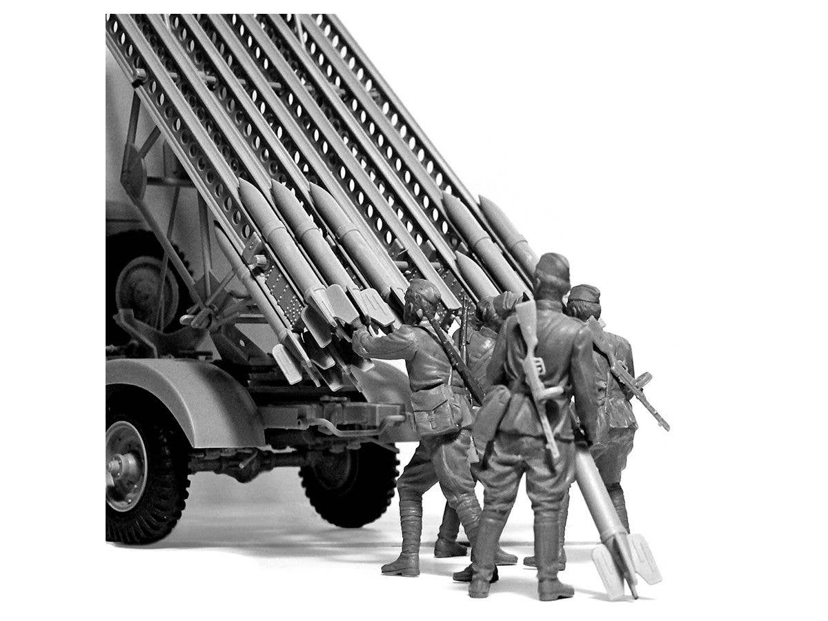 ICM 1/35 WWII Soviet BM-13-16 MLRS Vehicle Crew | 4823044408207