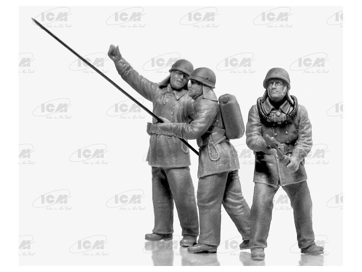 ICM 1/35 Chernobyl#2. Fire Fighters (AC-40-137A firetruck & 4 figures & diorama base with background) | 4823044406173