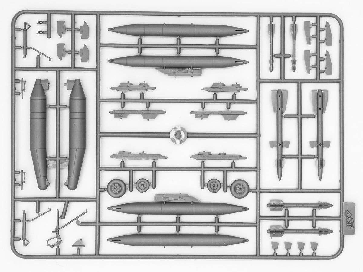 ICM 1/72 Soviet military airfield 1980s (Mikoyan-29 "9-13", APA-50M (ZiL-131), ATZ-5 and Soviet PAG-14 Airfield Plates) | 4823044408900