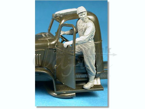 MiniArt 1/35 WW II Drivers - UPC 5907747901186 | 5907747901186