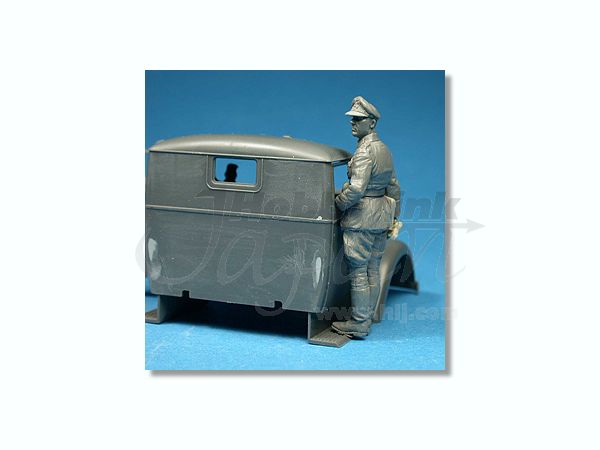 MiniArt 1/35 WW II Drivers - UPC 5907747901186 | 5907747901186