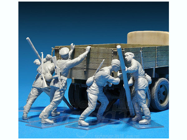 MiniArt Pushing Soviet Soldiers (1/35) | 4820041102480