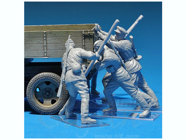 MiniArt Pushing Soviet Soldiers (1/35) | 4820041102480