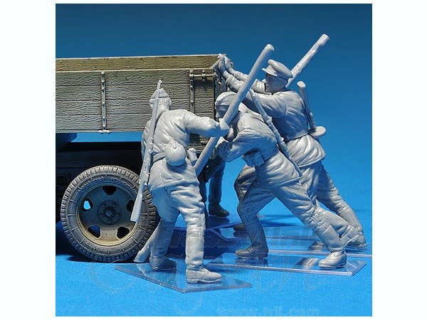 MiniArt Pushing Soviet Soldiers (1/35) | 4820041102480