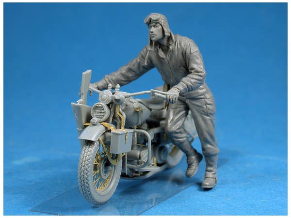 MiniArt U.S.Soldier Pushing Motorcycle (1/35) | 4820183310194