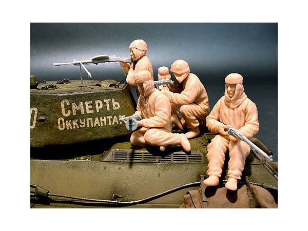 MiniArt 1/35 Soviet Assault Infantry (Winter Camouflage Cloaks) | 4820183310866