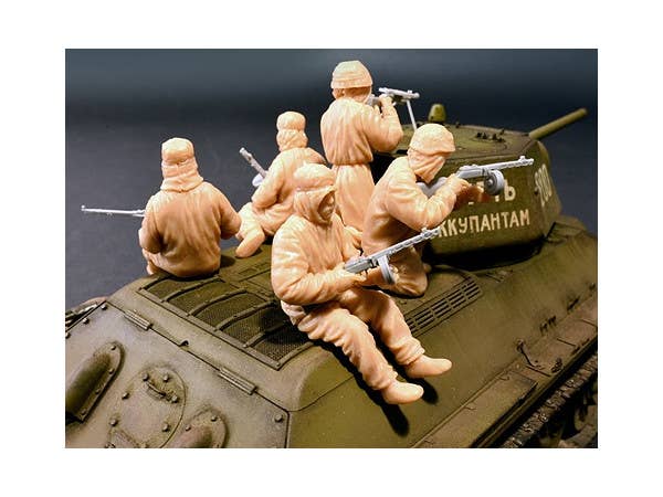 MiniArt 1/35 Soviet Assault Infantry (Winter Camouflage Cloaks) | 4820183310866