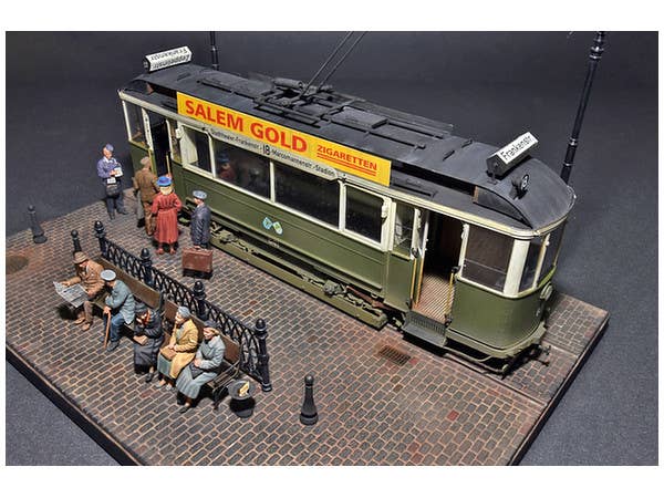 MiniArt 1/35 European Tramcar (Strassenbahn Triebwagen 641) with Crew & Passengers | 4820183310545