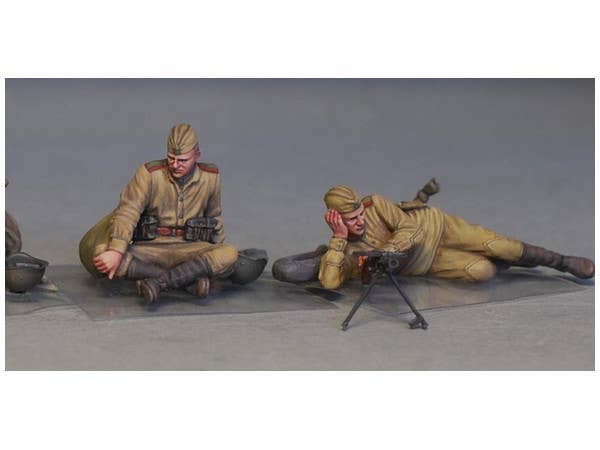 MiniArt Soviet Soldiers Taking a Break (1/35) | 4820183311030