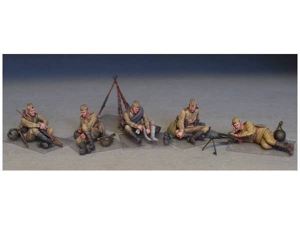 MiniArt Soviet Soldiers Taking a Break (1/35) | 4820183311030