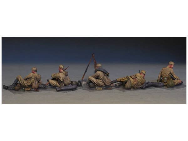 MiniArt Soviet Soldiers Taking a Break (1/35) | 4820183311030