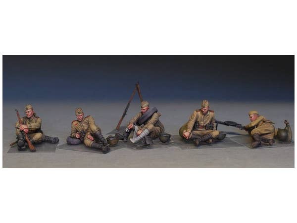 MiniArt Soviet Soldiers Taking a Break (1/35) | 4820183311030