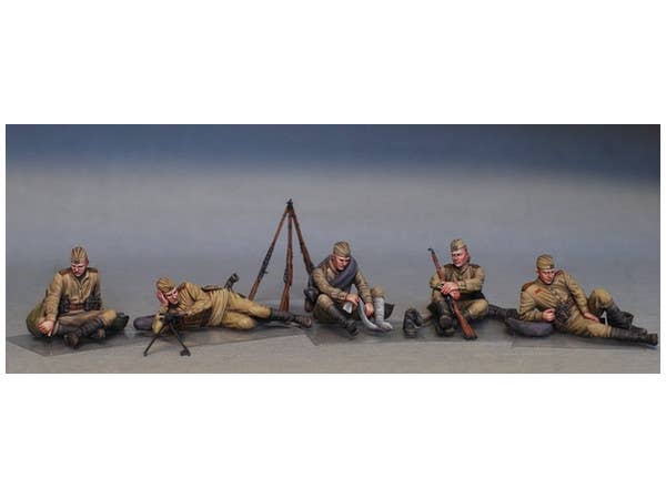 MiniArt Soviet Soldiers Taking a Break (1/35) | 4820183311030