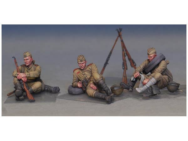 MiniArt Soviet Soldiers Taking a Break (1/35) | 4820183311030