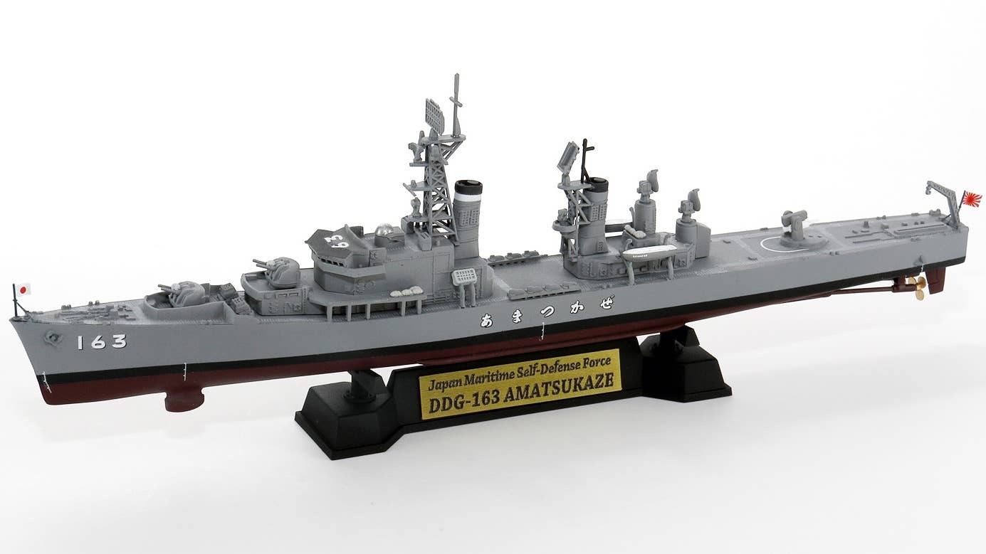 Pit Road 1/700 JMSDF DDG-163 'AMATSUKAZE' with ship name plate and photo etched parts of the flag and flagpole | 4986470067575