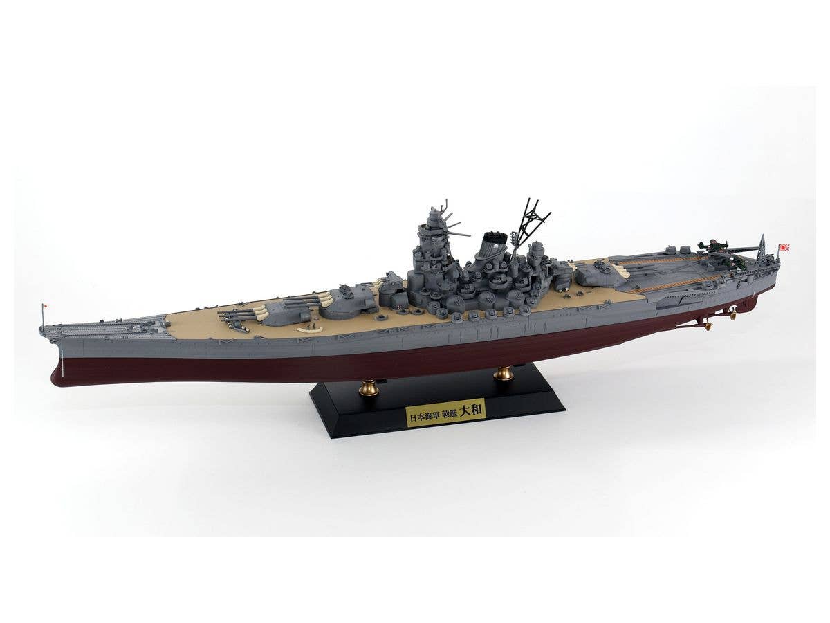 Pit Road 1/700 IJN Battleship 'YAMATO 1945' with ship name plate and photo etching parts of the flag and flagpole | 4986470065908