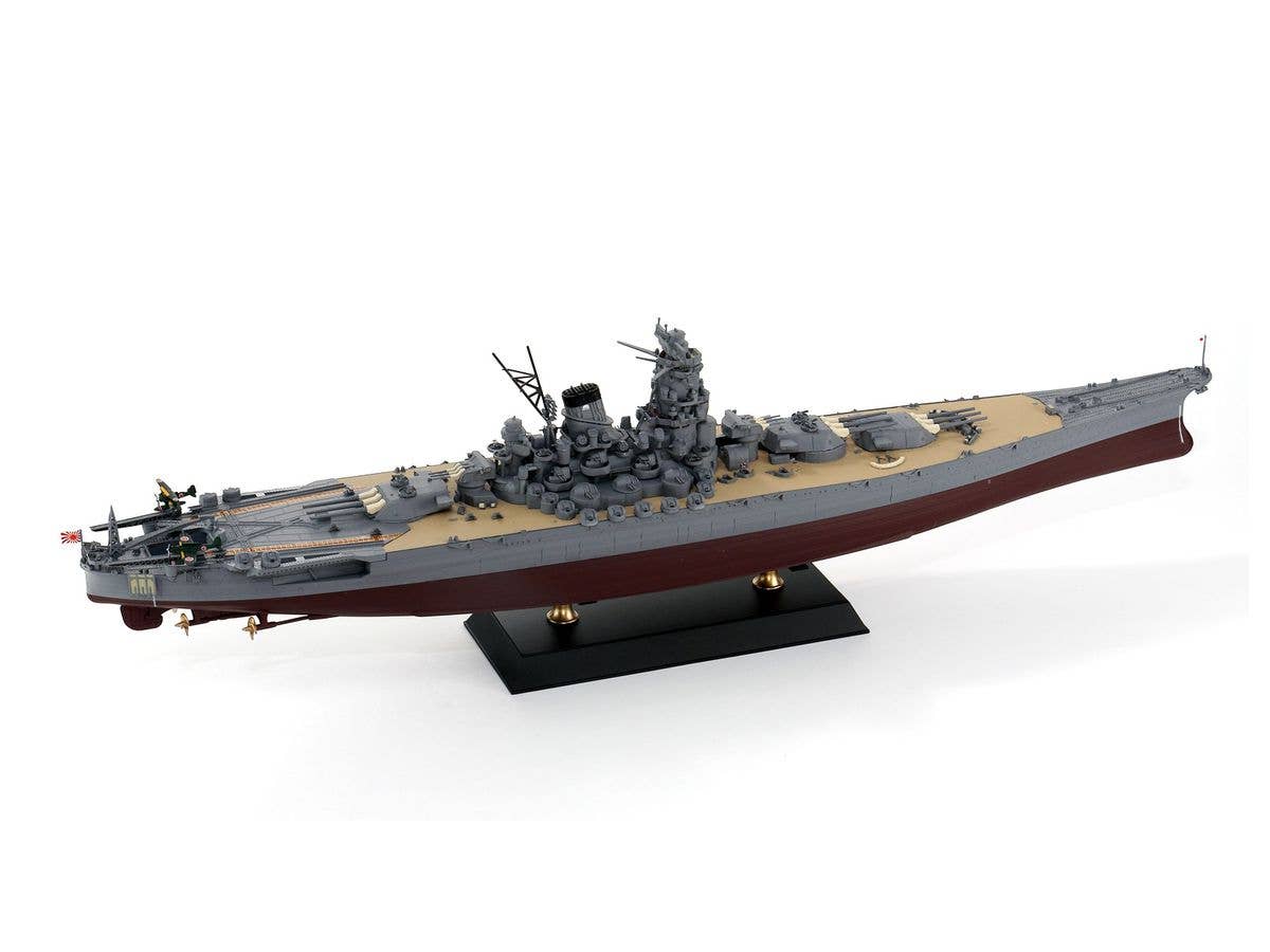Pit Road 1/700 IJN Battleship 'YAMATO 1945' with ship name plate and photo etching parts of the flag and flagpole | 4986470065908