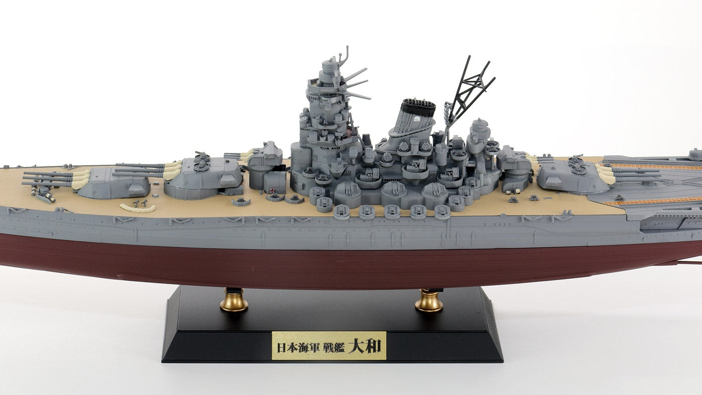 Pit Road 1/700 IJN Battleship 'YAMATO 1945' with ship name plate and photo etching parts of the flag and flagpole