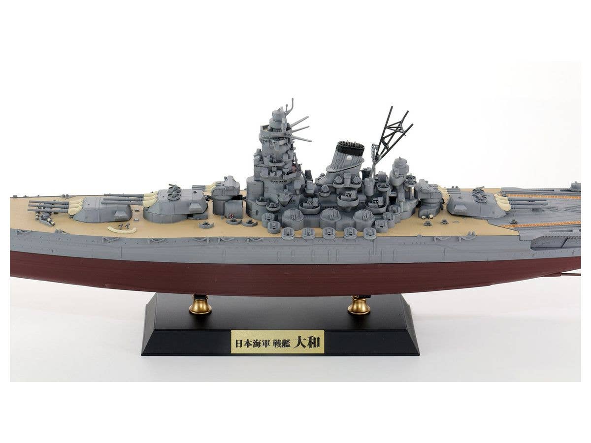Pit Road 1/700 IJN Battleship 'YAMATO 1945' with ship name plate and photo etching parts of the flag and flagpole | 4986470065908