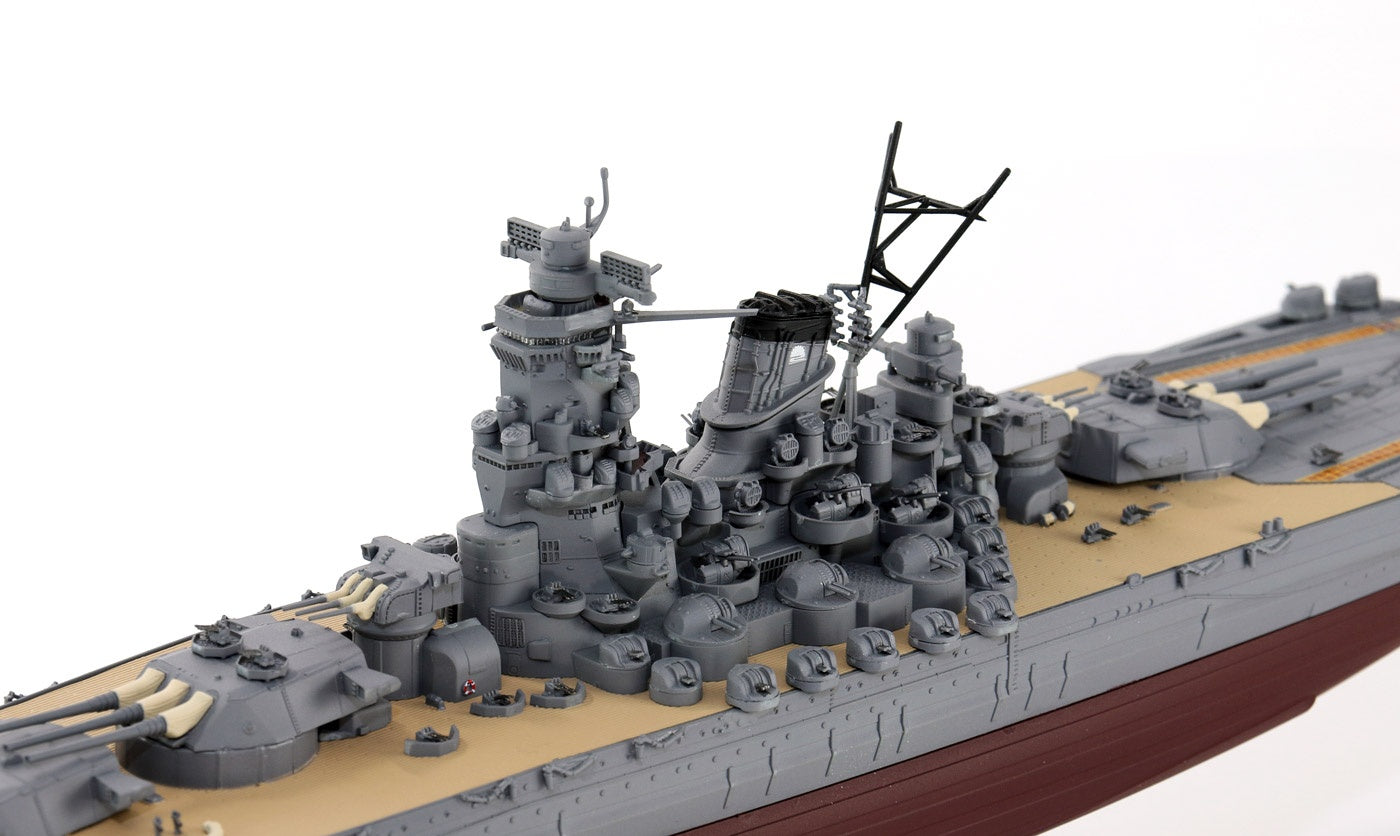 Pit Road 1/700 IJN Battleship 'YAMATO 1945' with ship name plate and photo etching parts of the flag and flagpole
