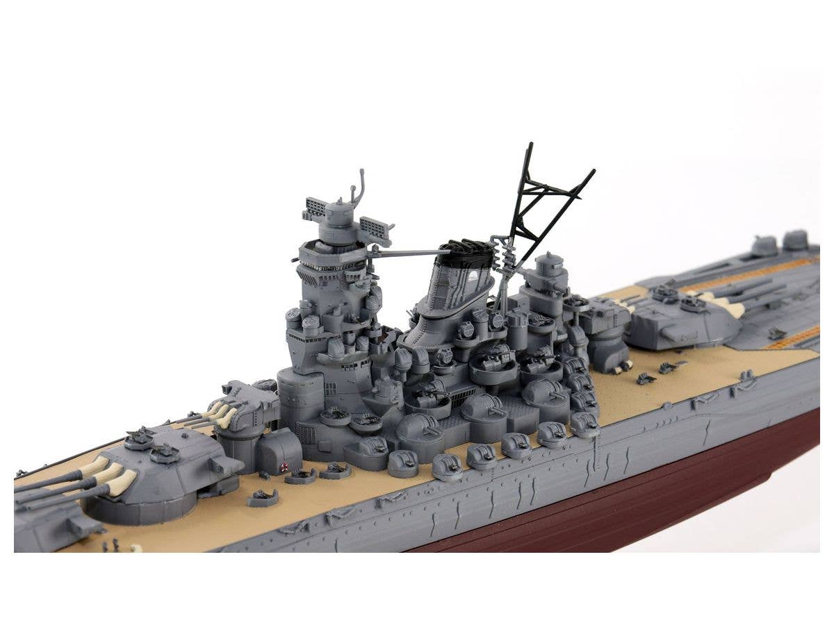 Pit Road 1/700 IJN Battleship 'YAMATO 1945' with ship name plate and photo etching parts of the flag and flagpole | 4986470065908